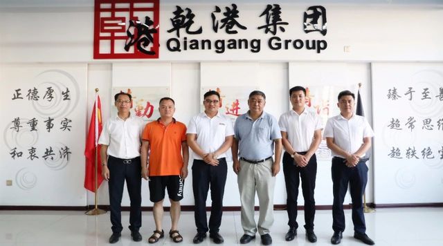 集團(tuán)領(lǐng)導(dǎo)與蒞臨專(zhuān)家合影 集團(tuán)領(lǐng)導(dǎo)與蒞臨專(zhuān)家合影