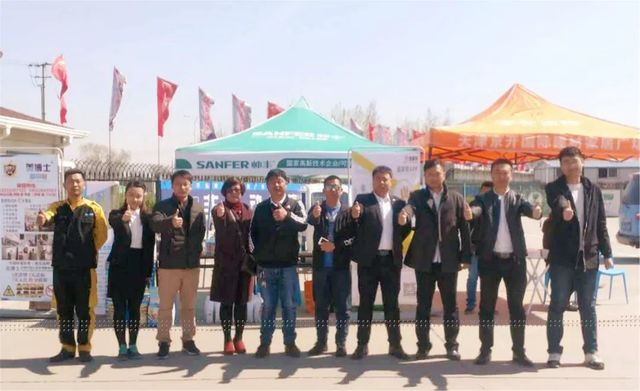 李總與乾港集團售后人員合影 李總與乾港集團售后人員合影